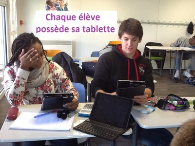 Deux élèves utilisant la tablette